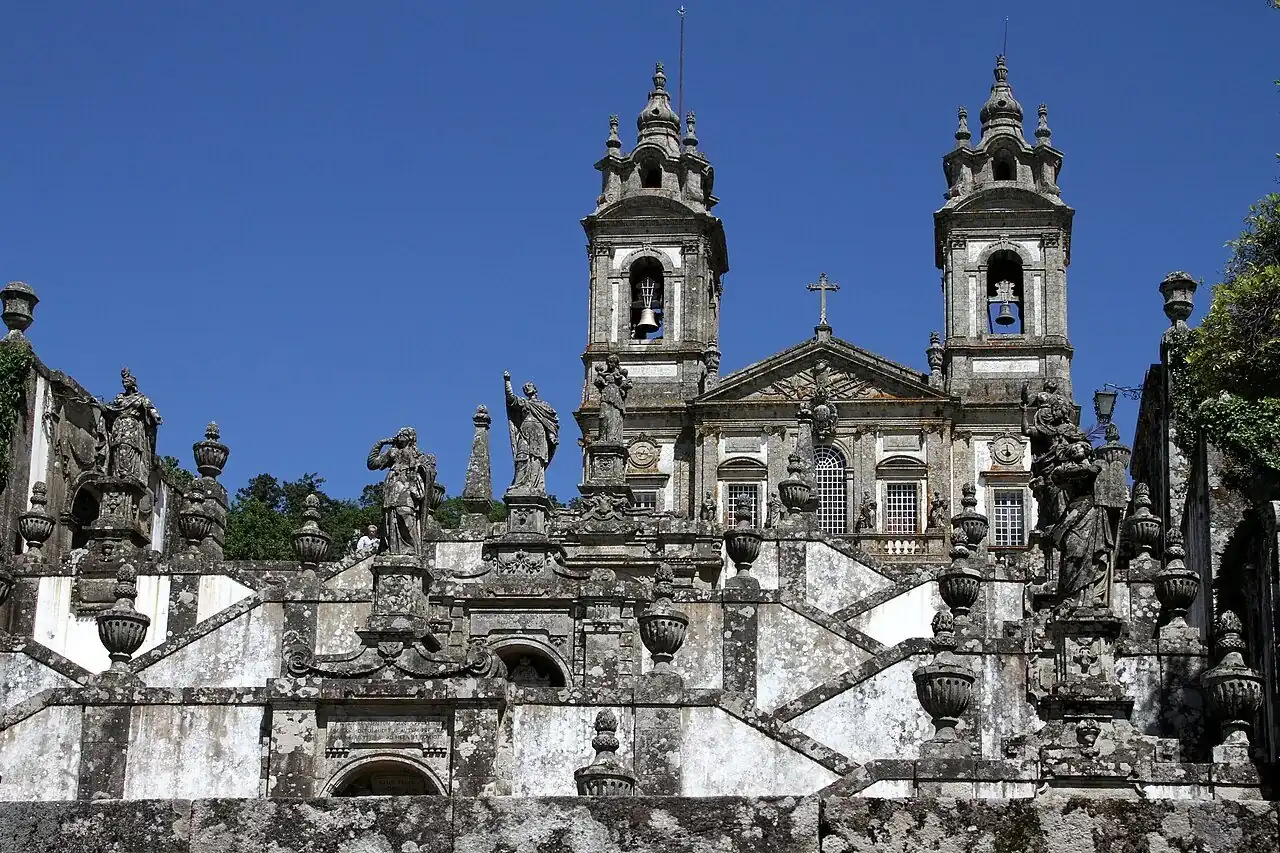 Die Zickzack-Treppe Escadório dos Cinco Sentidos in Bom Jesus do Monte, Braga