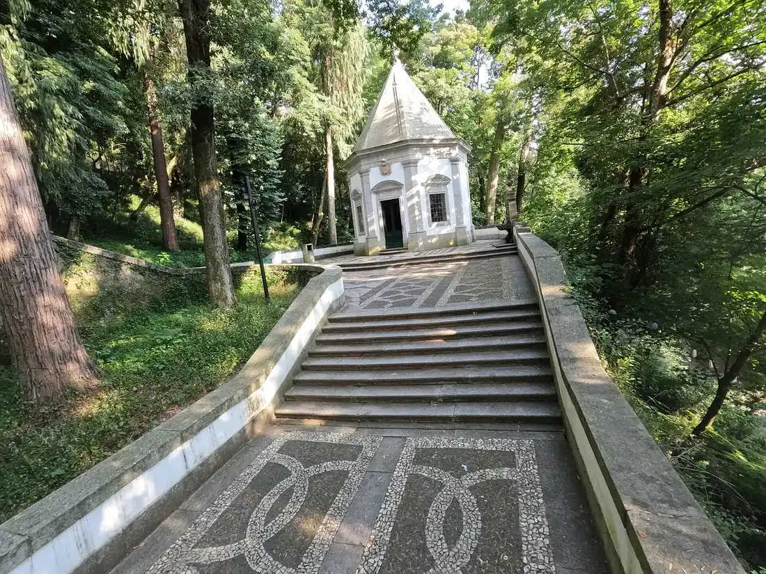 Una capilla de la Via Sacra en la cabecera de un camino escalonado subiendo