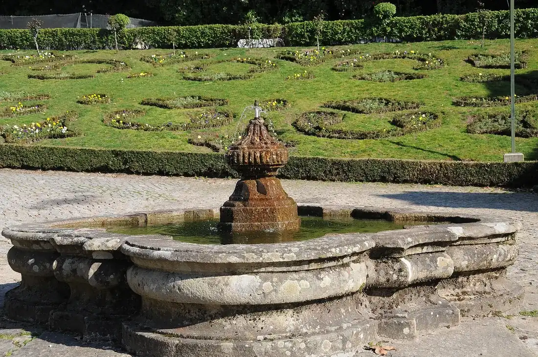 El jardín formal y su fuente en la terraza detrás de la iglesia