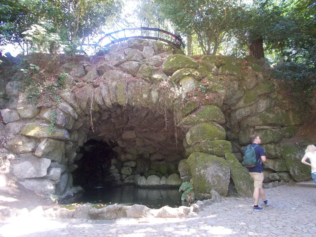 La gruta de piedra en el bosque detrás de la basílica de Braga