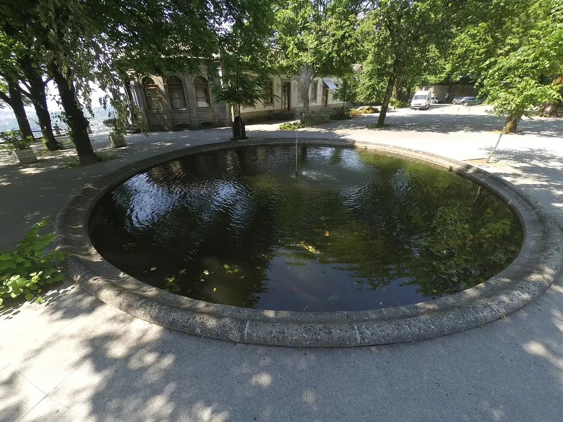 El lago redondo en el parque sobre el santuario de Bom Jesus do Monte
