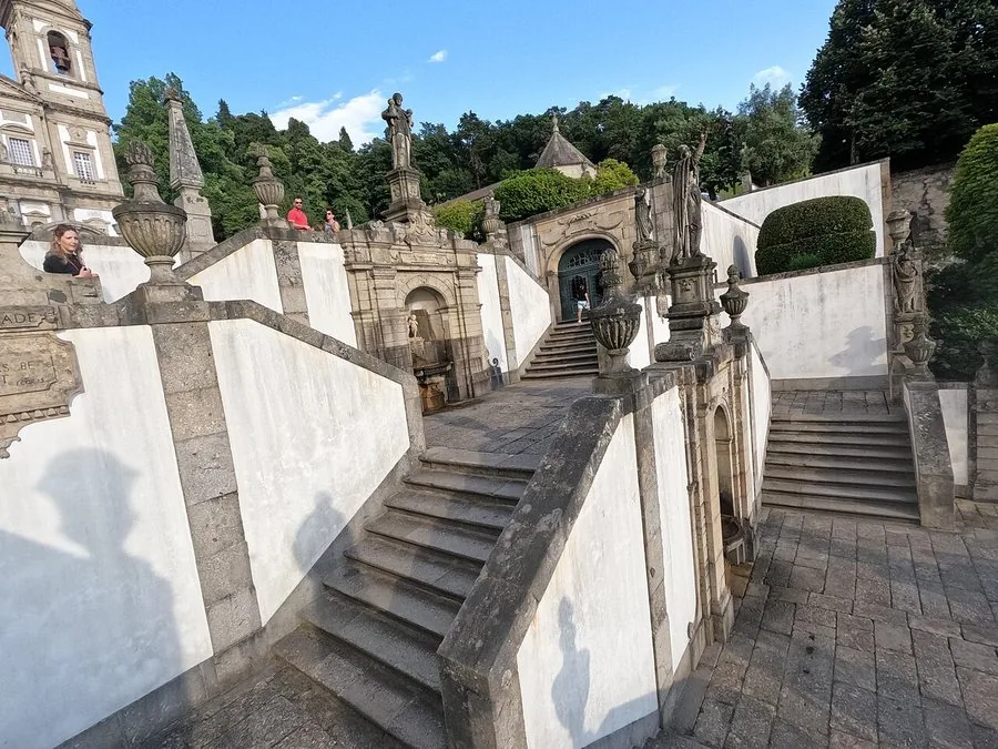 Las balaustradas encaladas en zigzag a mitad de la subida