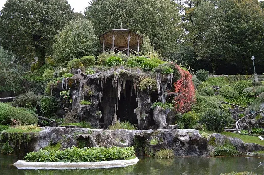 La gruta y el lago en el parque arbolado detrás de la iglesia