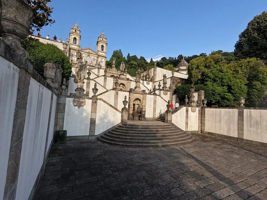 Mirando hacia arriba la escalinata en dirección a la basílica