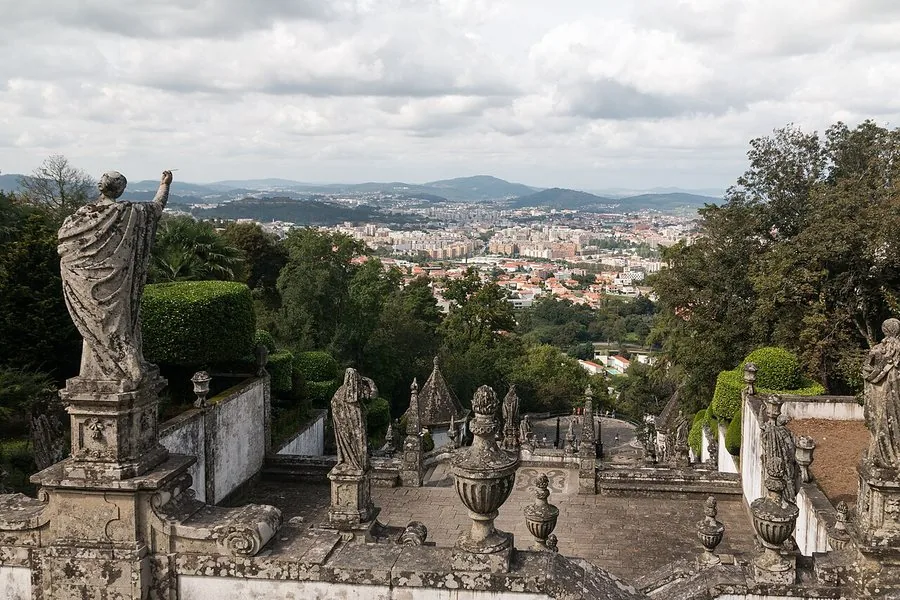 Estatuas en la terraza con la ciudad de Braga extendida abajo